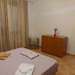 Mano\' S Place